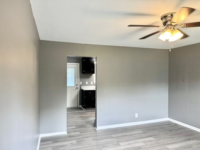 Building Photo - Three Bedroom Close to Ft. Campbell