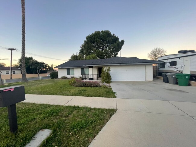 Modern 4 Bedroom 2 Bathroom Home in Centra... - House Rental in Corona ...