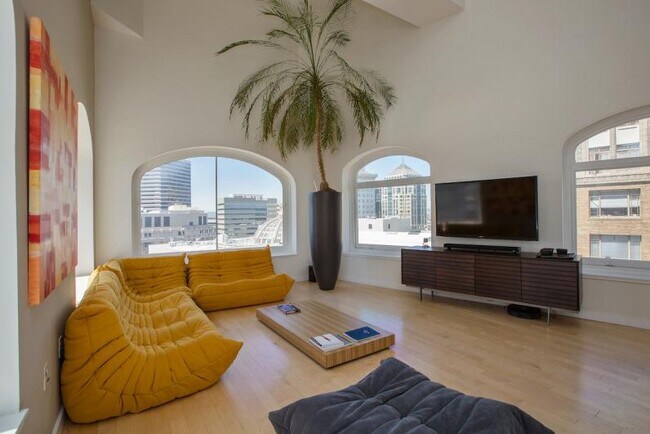 Building Photo - Upscale Twelfth-Floor Condo