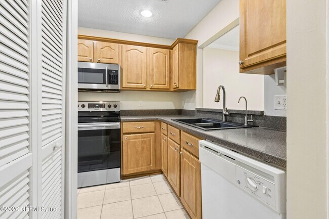 Foto del edificio - 7623 Baymeadows Cir W