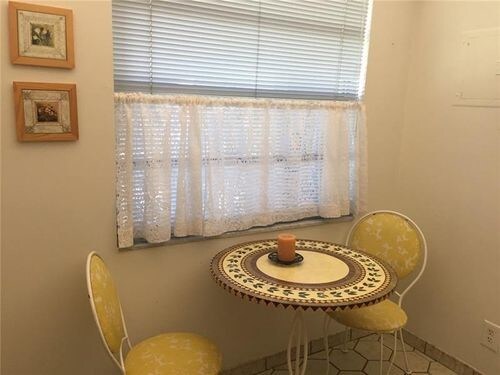 Foto del edificio - 136 S Cypress Rd