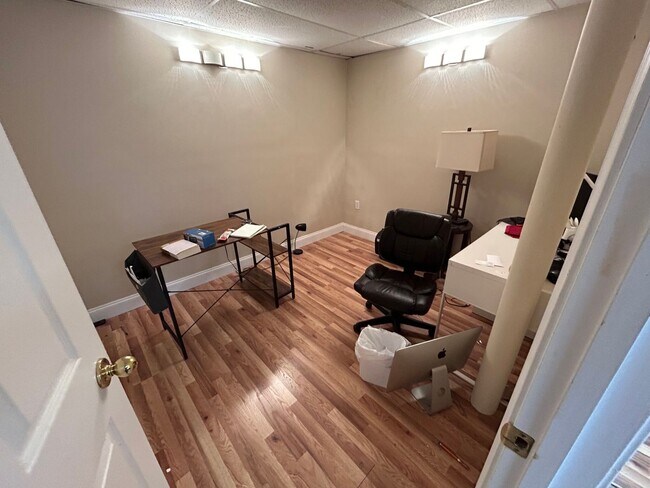 Building Photo - 9/1/25 Spacious two-level 3BR/2BA near Pac...