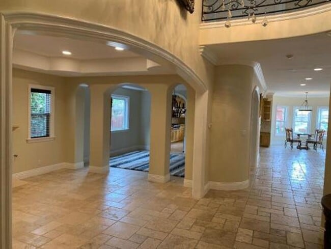 Building Photo - Furnished luxury master piece big family h...