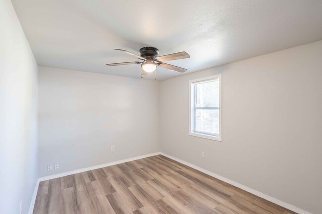 Building Photo - 1 Bed | 1 Bath | $875 | Available in August