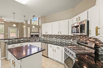 Building Photo - 10807 Oak Bayou Ln