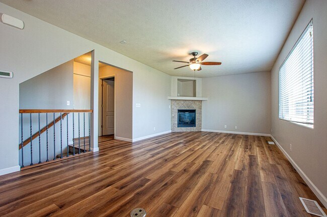 Foto del edificio - Extremely Spacious 3 Bedroom / 2.5 Bath Home in Bellevue!