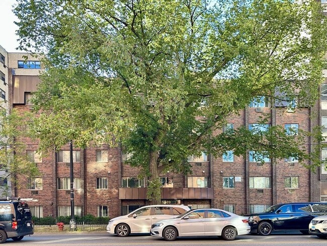 Building Photo - 5820 N Sheridan Rd