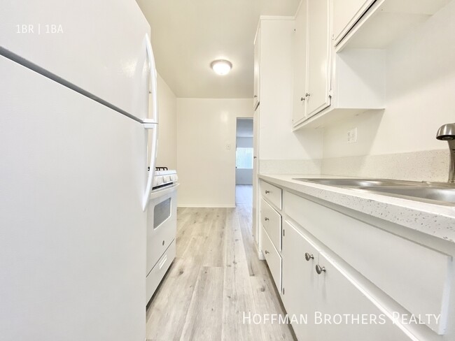 Building Photo - 634 N St Andrews Pl