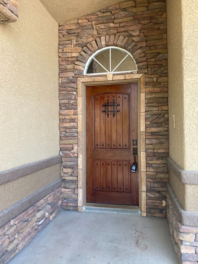 Foto del edificio - Single Story 4 Bedroom on 1/2 Acre Lot w/ Pool & Spa!