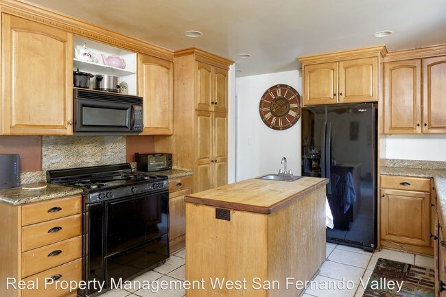 Building Photo - 4 br, 2 bath House - 22245 Chatsworth St.