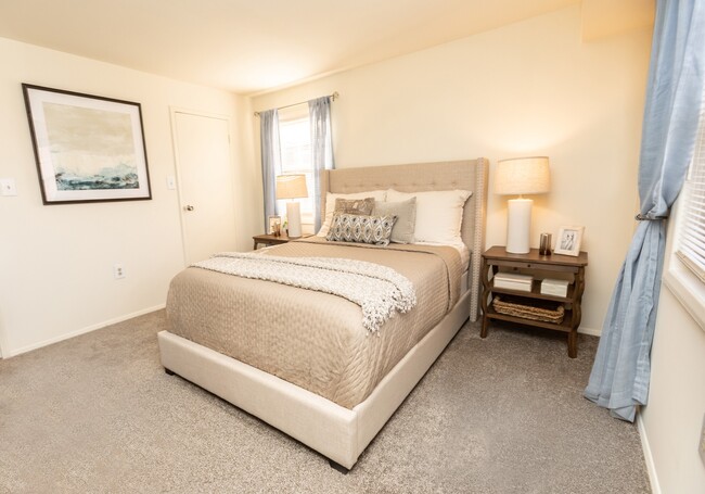 Traditional bedroom at Seminary Roundtop Apartments in Lutherville-Timonium - Seminary Roundtop Apartments