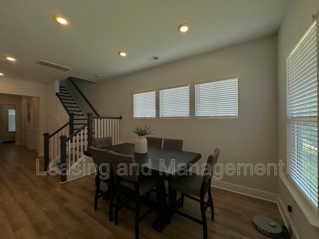 Building Photo - 125 Trumpet Vine Dr