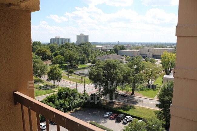 Building Photo - 1600 Park Cir