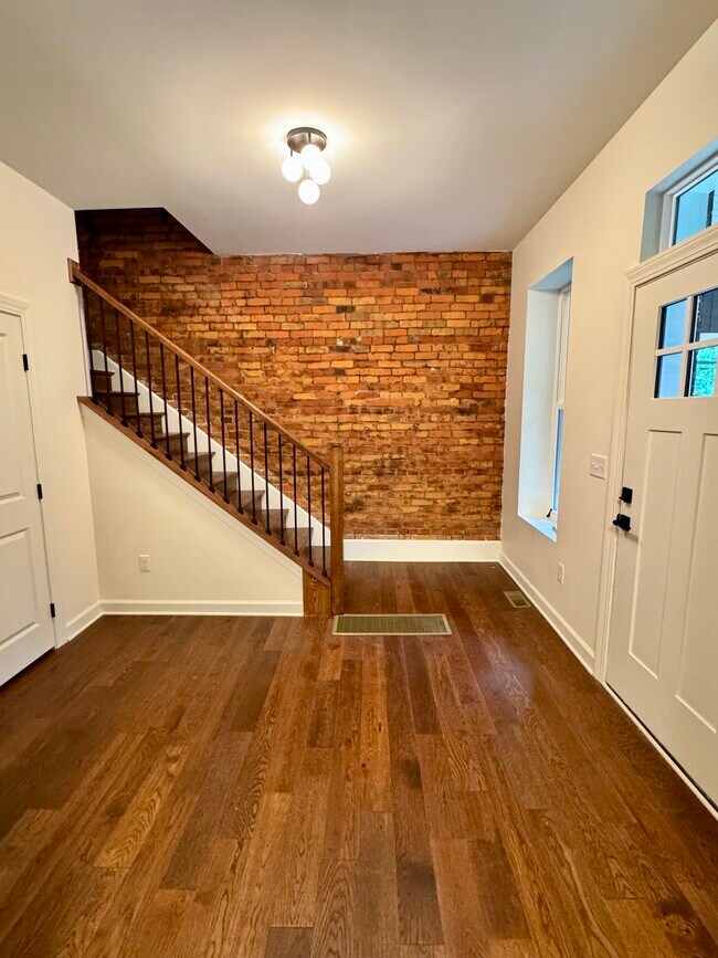 Building Photo - 1321 Forsythe Ave