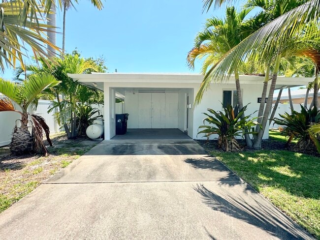 Building Photo - 2924 Middle River Dr