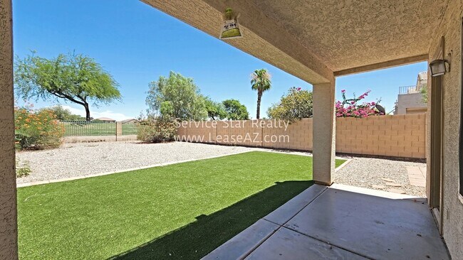 Foto del edificio - 13642 W Desert Flower Dr