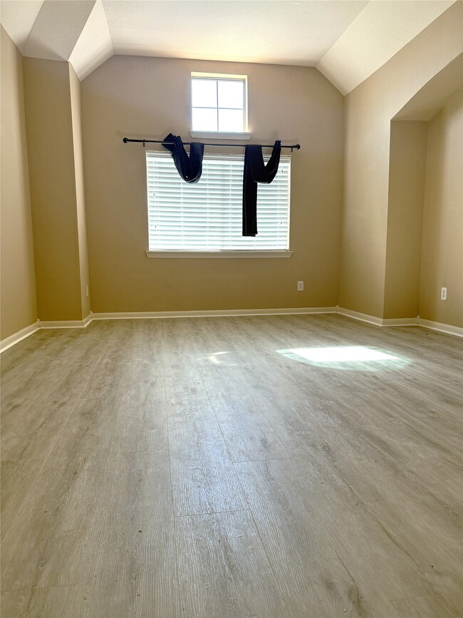 Building Photo - 3305 Knollcrest Ln