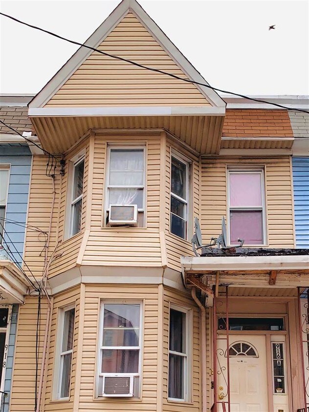 Primary Photo - 916A West Side Ave