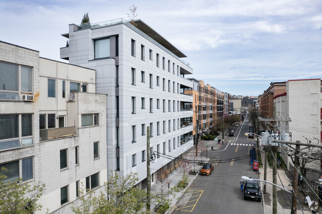 Building Photo - 1024 Adams St
