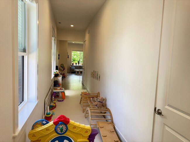 Foto del edificio - Modern and Immaculate 4-Bedroom Bethany Ho...