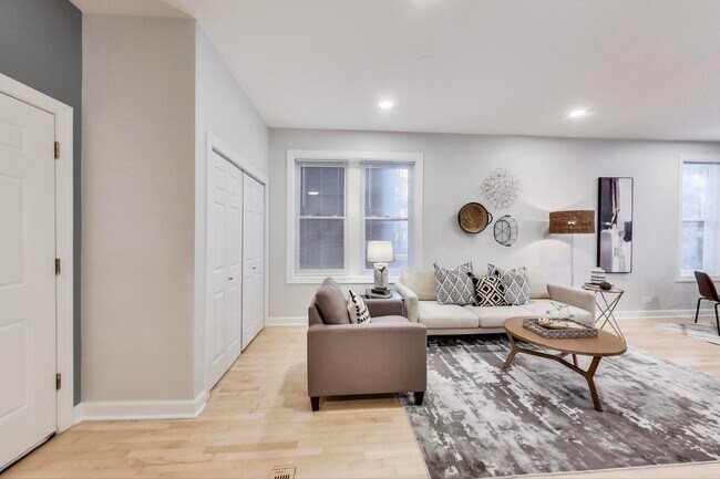 Foto del edificio - 1422 W Lexington St