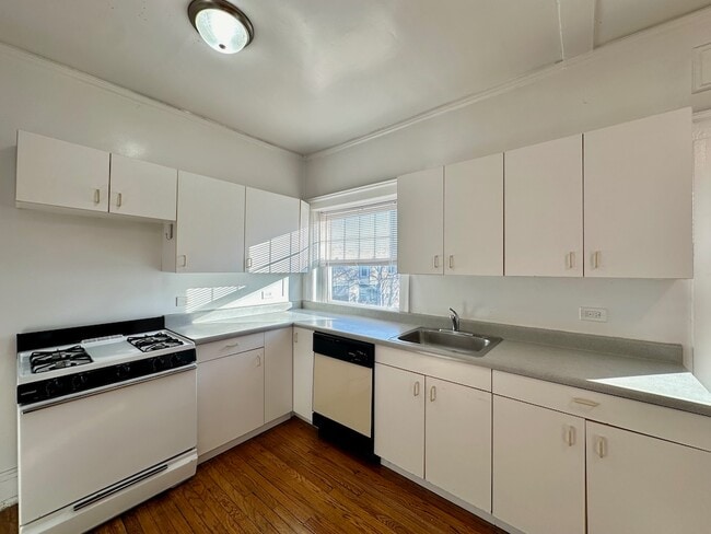 Building Photo - 2306 W Wilson Ave