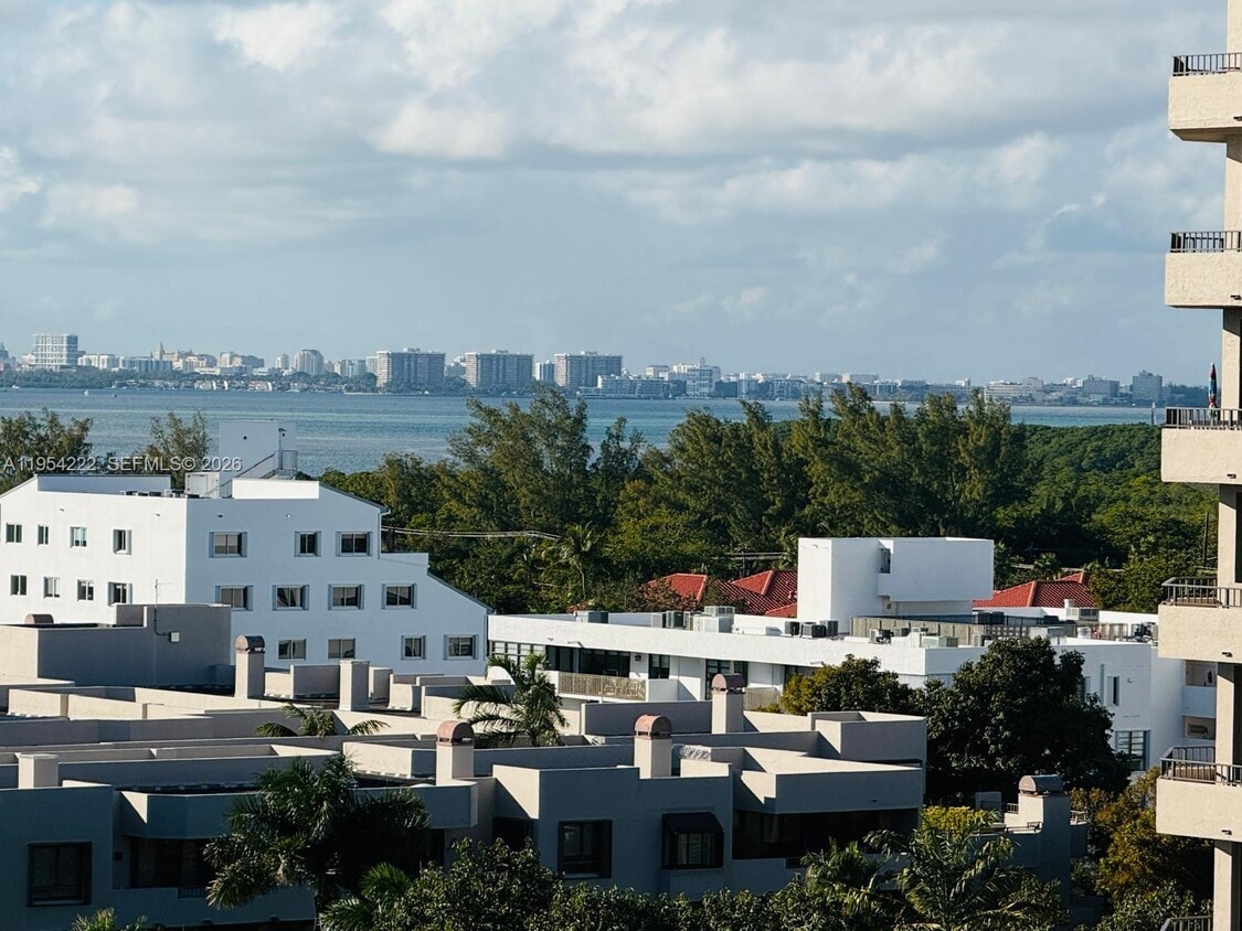 Foto del edificio - 201 Crandon Blvd