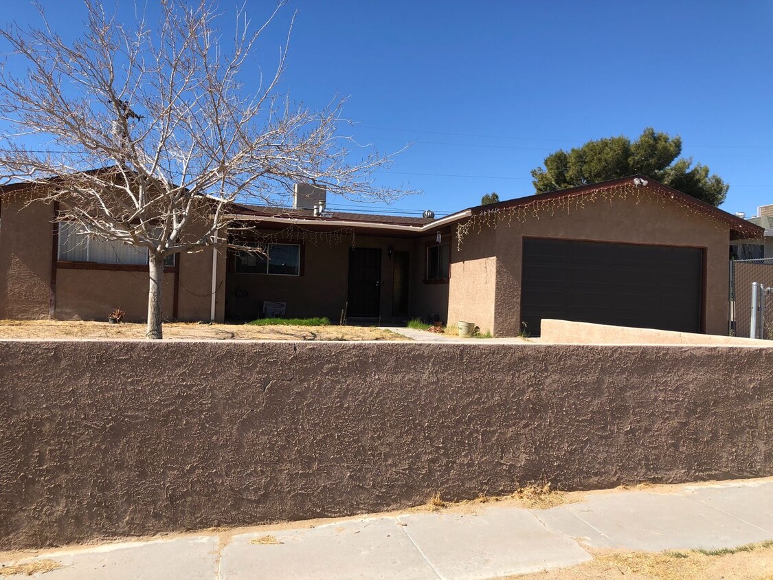 Primary Photo - BARSTOW 3 bedroom 2 bath- 2 car garage HOME