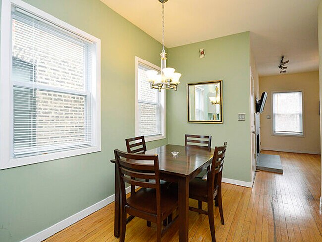 Unit 2 top floor 3BR2BA - 1961 N Sheffield Ave