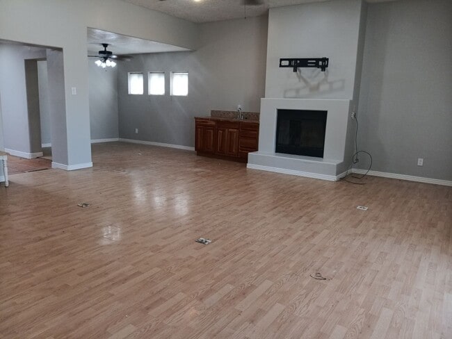 Building Photo - Charming 3-bedroom, 1-bathroom home! Showi...