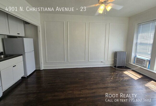 Building Photo - East Albany Park - Updated Top-Floor Studi...