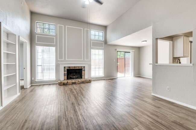 Building Photo - 2220 Wamsetta Dr