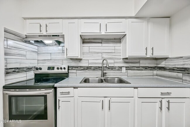 Building Photo - 1744 W Glendale Ave