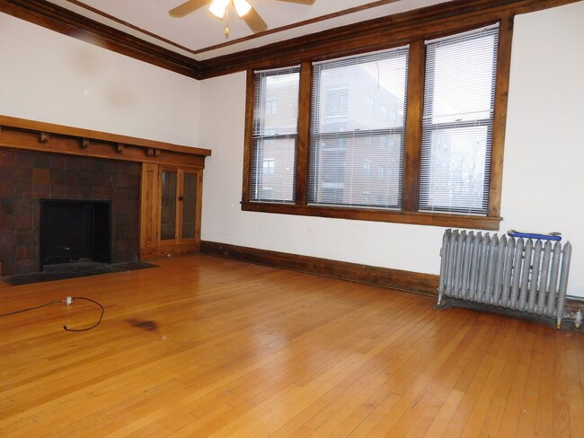 Building Photo - 3142 W Fullerton Ave