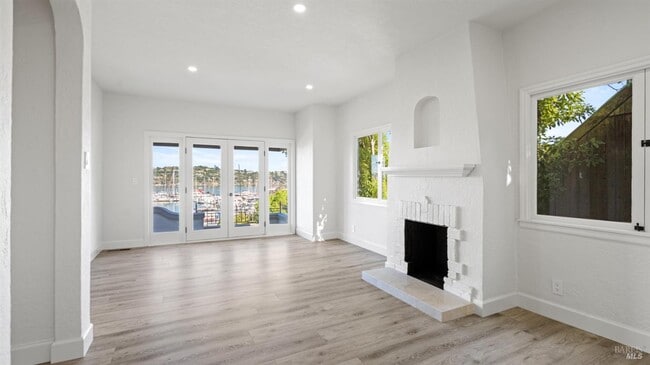 Building Photo - 833 Bridgeway