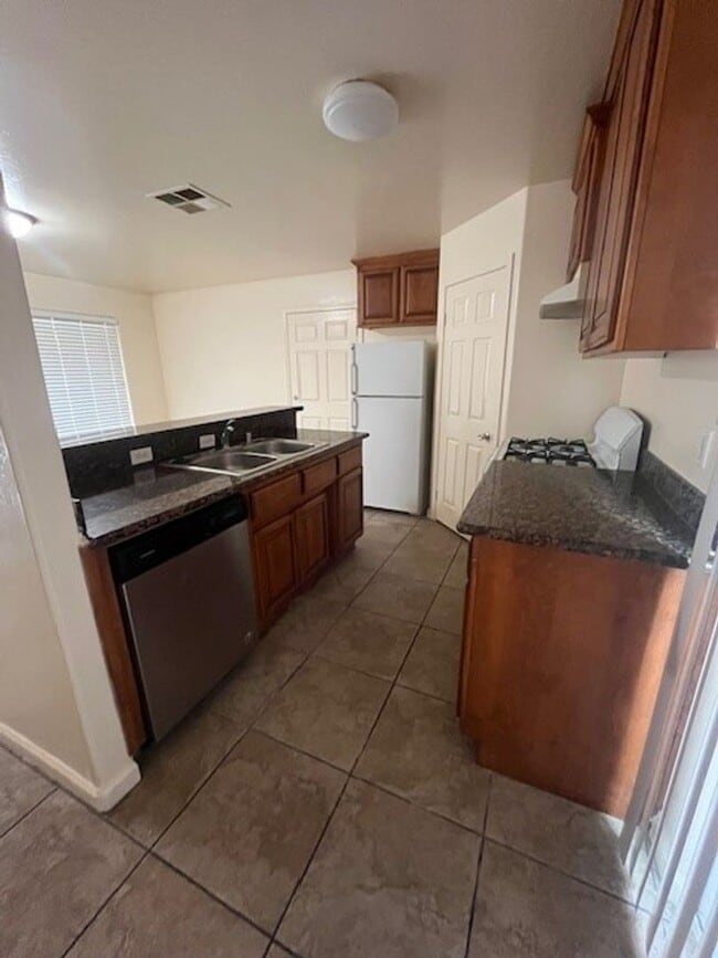 Building Photo - 722 K St