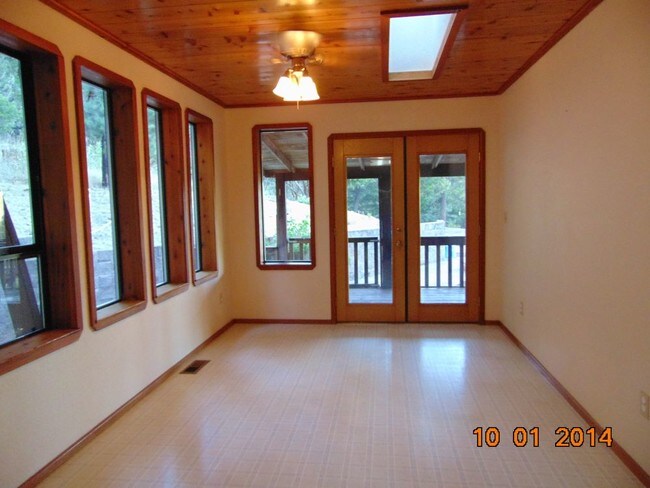 Building Photo - Secluded 3-bedroom hillside home with a view