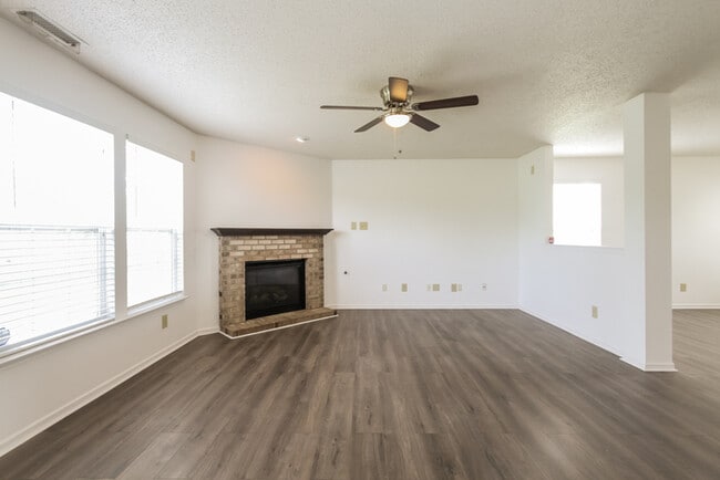 Foto del edificio - 823 Runnymede Dr