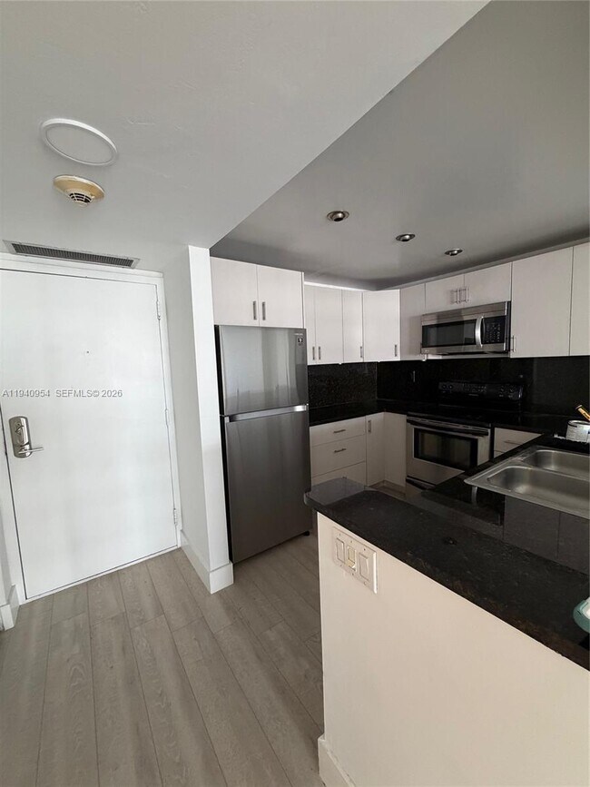 Foto del edificio - 600 NE 36th St