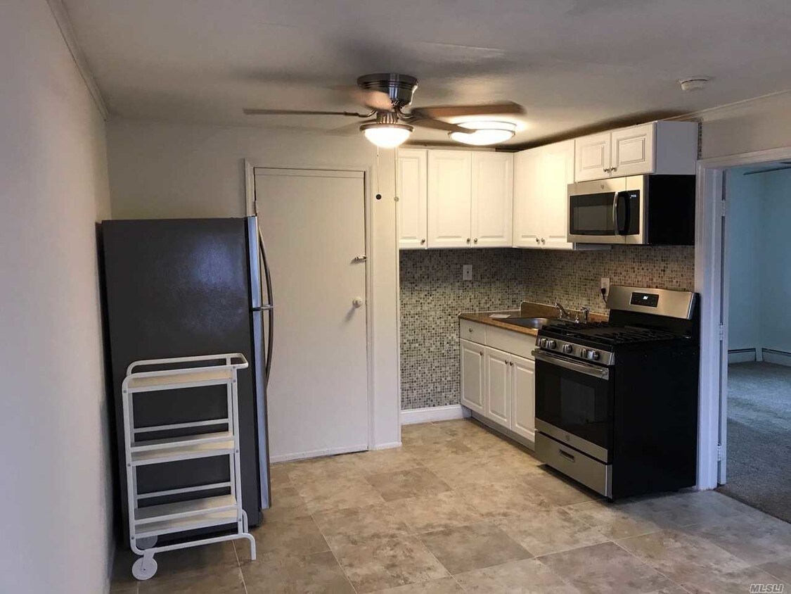 88 Cayuga Ave, Deer Park, NY 11729 Room for Rent in Deer Park, NY