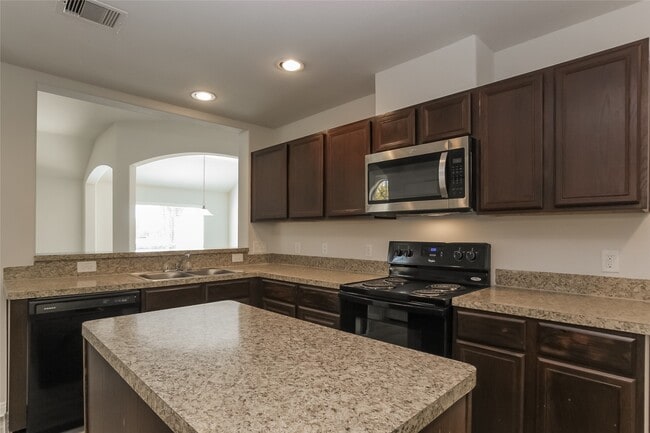 Foto del edificio - 13401 Raintree Dr