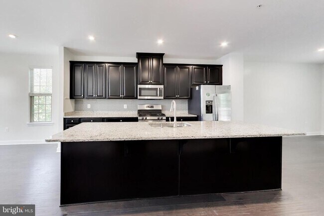 Building Photo - 8012 Spring Arbor Dr