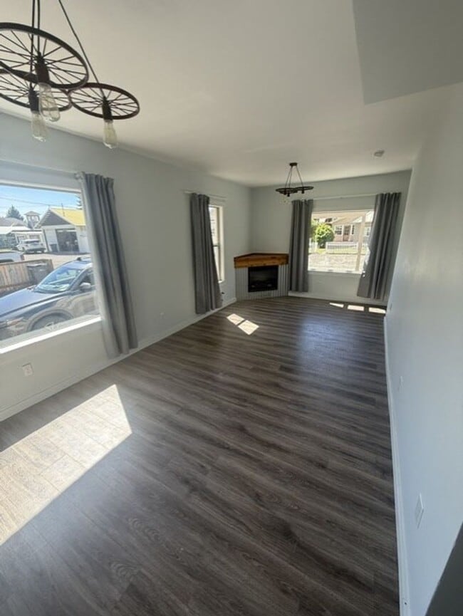Building Photo - Great updated home on quiet downtown street, fenced yard.