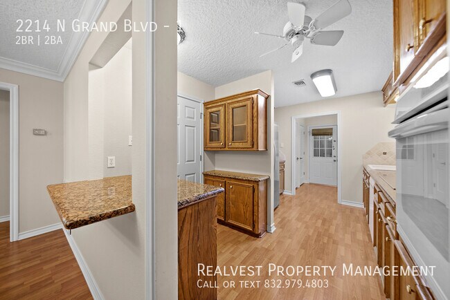 Foto del edificio - 2214 N Grand Blvd