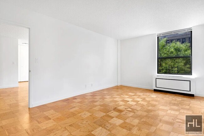 Foto del edificio - Spacious 3-Bedroom, 2-Bath Apartment on We...