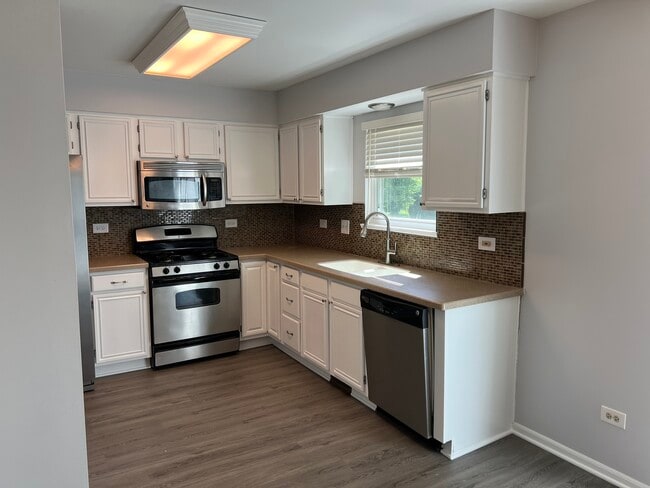 Building Photo - 1164 Lakewood Cir