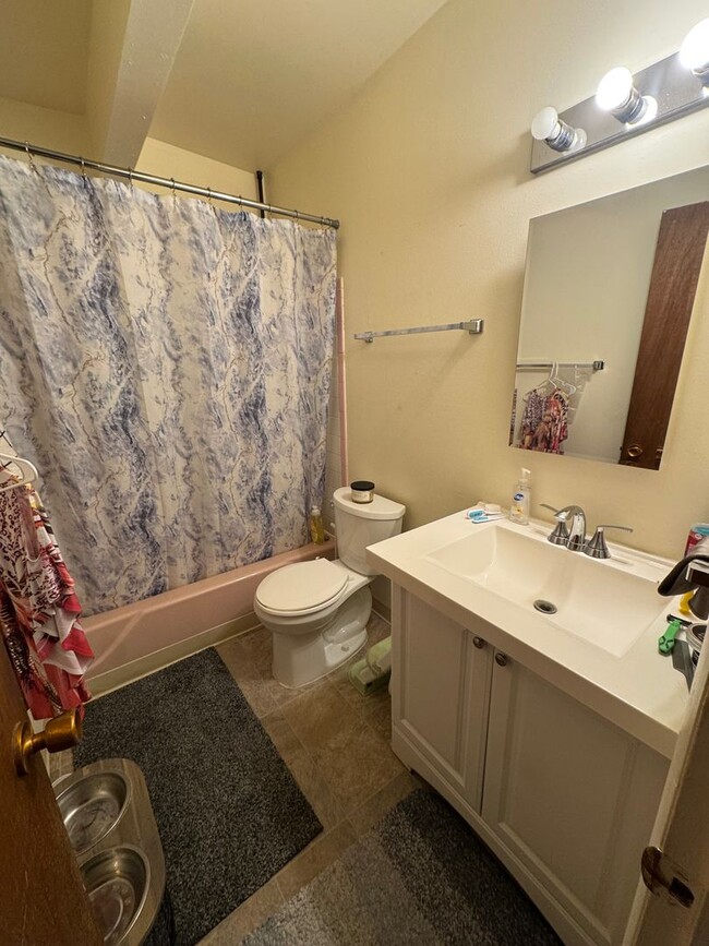 Building Photo - Updated 3-bedroom 1 bathroom in Littleton!