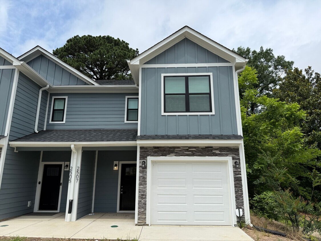 Foto principal - Brand New Townhome Minutes from uptown Cha...