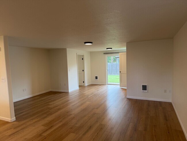 Foto del edificio - Updated 3 bedroom 1 bath duplex in Junction City!