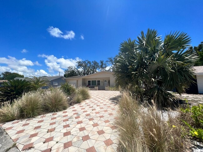 Building Photo - HIGH AND DRY St. Petersburg 2/1.5 HOME FOR...